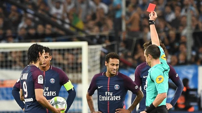 Pelatih PSG, Unai Emery mengatakan kartu merah yang diterima Neymar tidak adil. Pemainnya itu seharusnya dilindungi dari pelanggaran keras.