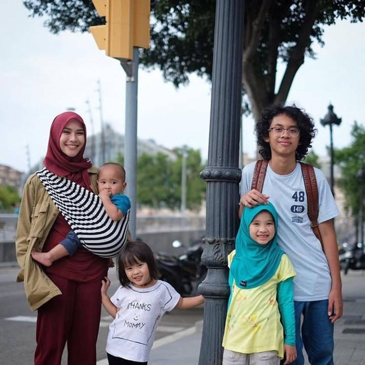 <p>Saat ini Zaskia Adya Mecca sedang hamil untuk keempat kalinya. Kelak, saat anaknya lahir, akan makin meramaikan dan menceriakan rumah. Maklum, Zaskia dan suaminya, Hanung Bramantyo, saat ini sudah punya empat anak, di mana anak yang paling besar merupakan anak Hanung dengan mantan istrinya. (Instagram @zaskiadyamecca)</p>