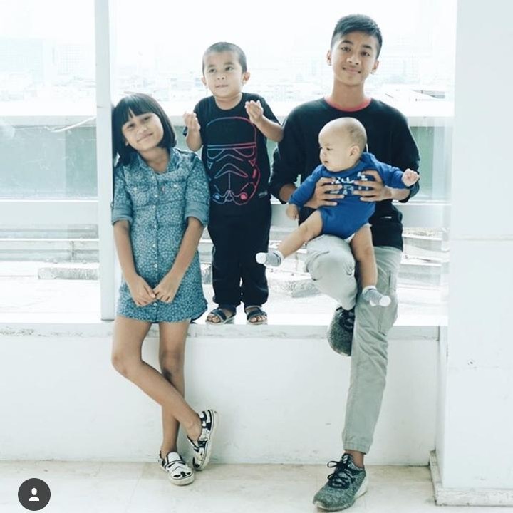 <p>Mantan penyanyi cilik, Enno Lerian, sudah punya empat anak. Nah, rumahnya akan makin meriah lho sebentar lagi. Sebab Enno saat ini sedang hamil lagi. Dalam pernikahannya dengan Priambodo, Enno sudah dikaruniai dua anak. Mereka sama-sama single parent ketika memutuskan menikah, di mana masing-masing sudah punya satu anak dari pernikahan sebelumnya. (Instagram @ennolerian)</p>