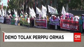 Aksi Menolak Perppu Ormas di Surabaya