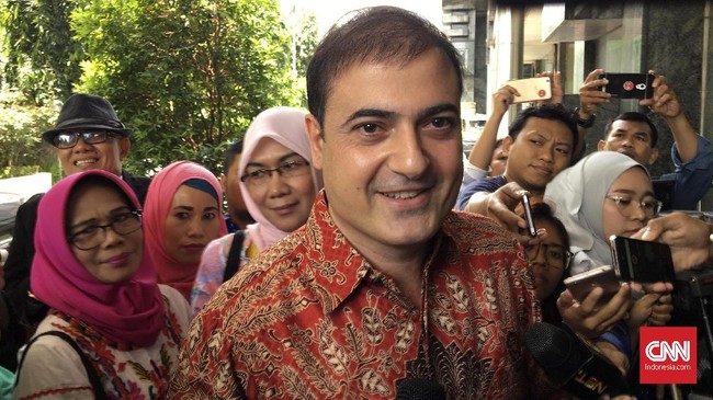 Sam Aliano memenuhi panggilan kepolisian Polda Metro Jaya hari ini, Senin (20/8) dengan membawa bukti laporan dirinya ke KPI terkait kicauan Nikita Mirzani.