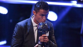 Demi Foto Bareng Ronaldo, Fan Pura-pura Jadi Wartawan