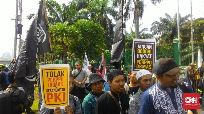 PAN, bersama Gerindra dan PKS bersikukuh menolak Perppu Ormas. Siang ini, perwakilan Fraksi PAN menemui demonstran untuk menyatakan dukungan terhadap mereka.