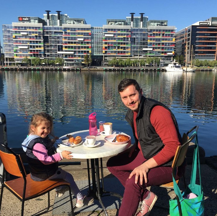 <p>Makan bareng kayak gini juga bisa jadi ide nge-date ayah sama si kecil lho! (Foto: Instagram/ @mikekatash)</p>