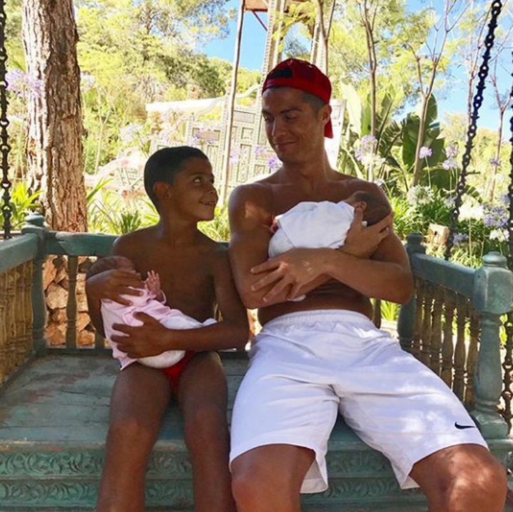 <p>Sama-sama sedang menimang si kembar, Eva Maria dan Mateo. (Instagram @cristiano)</p>