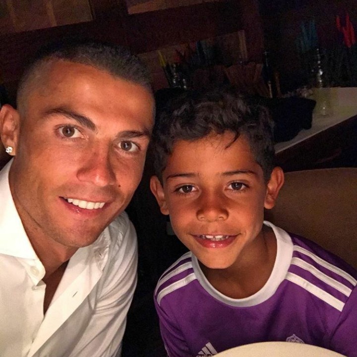 <p>Dinner bareng bersama putra sulungnya. (Instagram @cristiano)</p>
