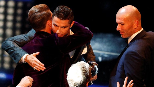Real Madrid mendominasi dalam penghargaan FIFA 2017 dengan terpilihnya Cristiano Ronaldo dan Zinedine Zidane sebagai pemain serta pelatih terbaik dunia.