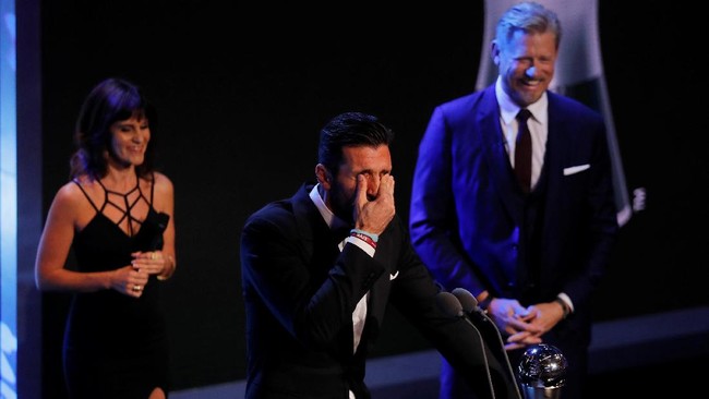 Gianluigi Buffon masih lapar gelar. Setelah meraih penghargaan individu sebagai kiper terbaik FIFA, Buffon menargetkan gelar Piala Dunia 2018.