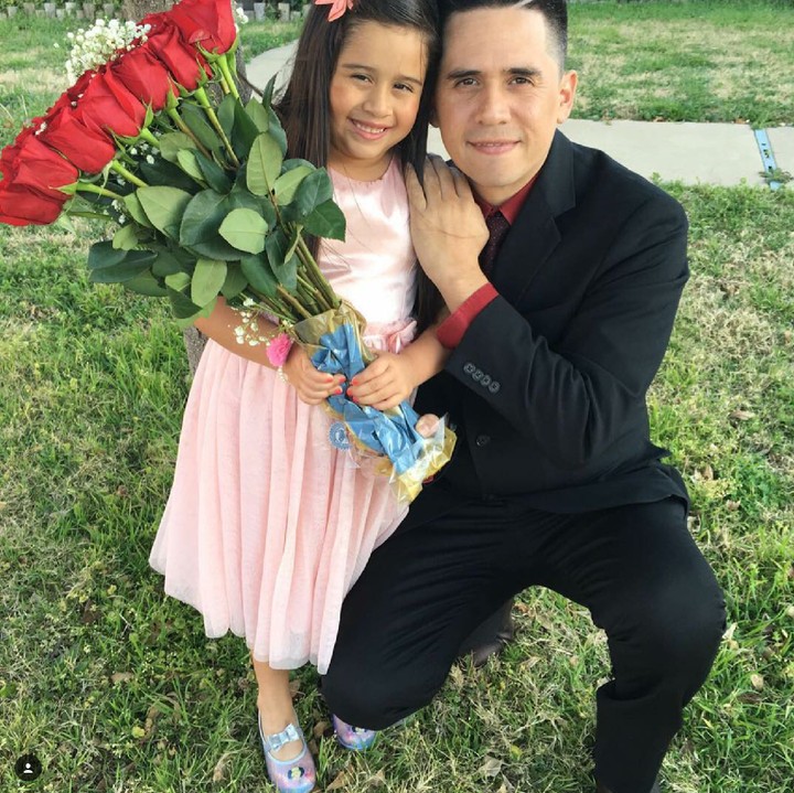 <p>Yang ini juga niat banget. Putrinya dapat bunga dari ayah tercinta. So sweet! (Foto: Instagram/ @leticia_gonzgar)</p>