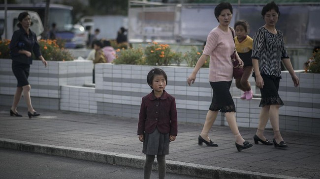 Korea Utara dilaporkan menahan para warga perempuan yang memakai celana pendek demi mengatasi cuaca panas belakangan ini.