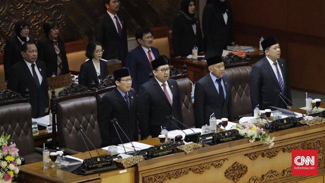 Skors ditetapkan setelah 10 fraksi di DPR menyampaikan pandangannya dalam rapat paripurna. Penolakan disampaikan tiga fraksi: PKS, Gerindra dan PAN.