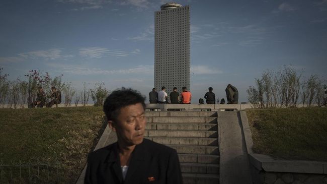 Korut dan Krisis Pangan yang Berulang di Tiga Rezim Kim Krisis pangan dan kelaparan bukan hal baru lagi bagi Korut. Tragedi serupa terjadi di masa kepemimpinan Kim Il-sung, Kim Jong-il, hingga kini Kim Jong-un.