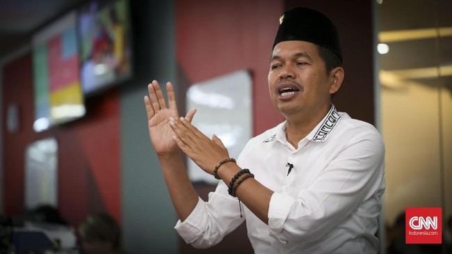 Bupati Purwakarta Dedi Mulyadi menghadiri undangan kegiatan peringatan Sumpah Pemuda dan temu kader PDIP di Bandung.