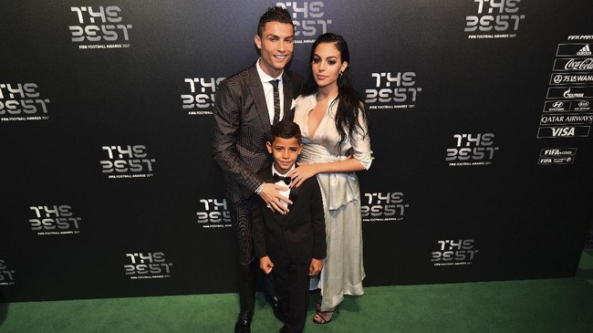 Georgina Rodriguez menunjukkan kerja kerasnya untuk mengembalikan tubuhnya menjadi langsing usai melahirkan.