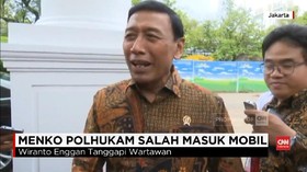 VIDEO: Hindari Wartawan, Wiranto Salah Masuk Mobil