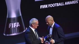 Zinedine Zidane Cetak Sejarah di Penghargaan Terbaik FIFA
