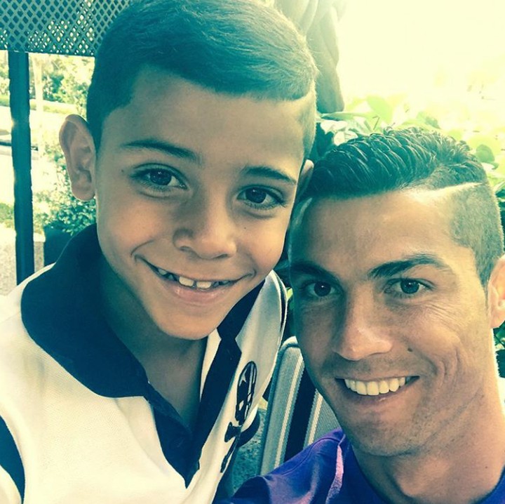 <p>Kalau yang kiri Cristiano Ronaldo junior yang kanan senior, hi-hi-hi. (Instagram @cristiano)</p>