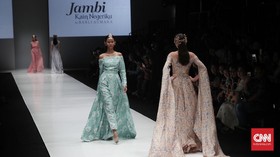 Romantisme Sang Dewi Berbalut Kain Jambi Barli Asmara