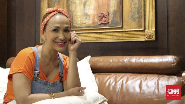 Keluarga cerita Kiki Fatmala meninggal di rumah pada Jumat (1/12) sekitar pukul 1.00 WIB. Kiki meninggal saat berusia 56 tahun. 