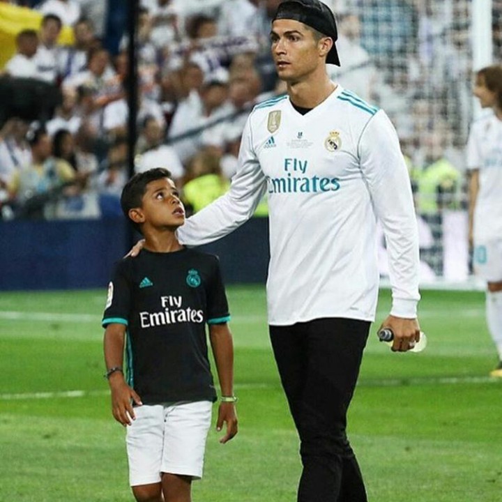 <p>Tak jarang Cristiano Ronaldo mengajak putranya ke lapangan. (Instagram @cristiano)</p>