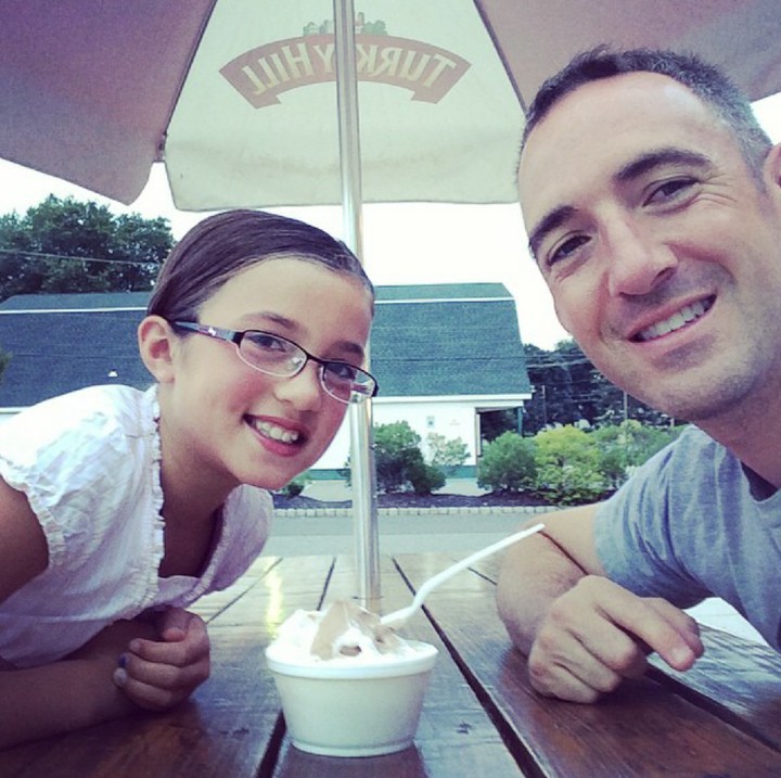 <p>Jajan es krim aja udah bisa jadi waktu nge-date ayah dan si kecil. (Foto: Instagram/ @pilotscottwilliams)</p>