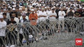 Peserta Aksi 2410 Akhiri Demo dengan Salat Maghrib Berjamaah