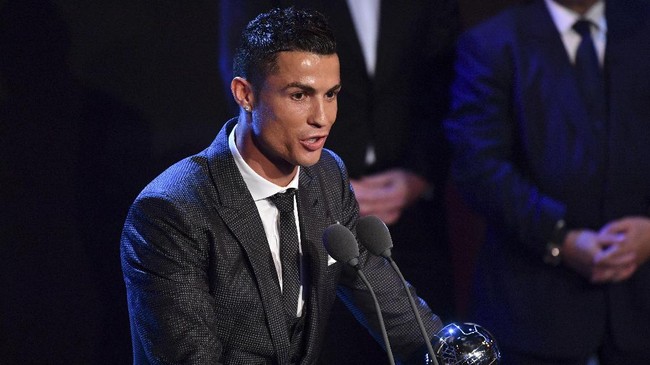 Pelatih timnas Brasil, Tite, lebih memilih Cristiano Ronaldo sebagai pemain terbaik FIFA 2017 ketimbang pemainnya sendiri, Neymar.