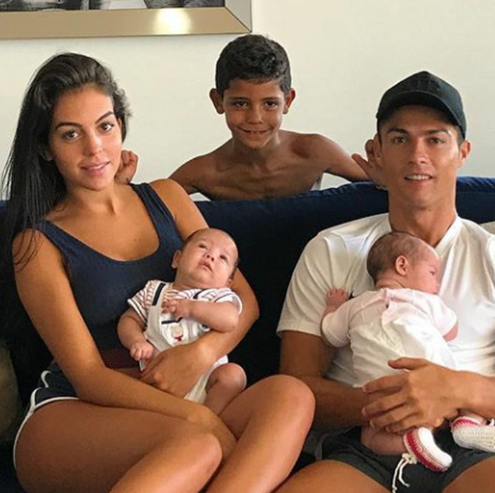 <p> Foto keluarga lengkap nih, Bun. (Instagram @cristiano)</p>