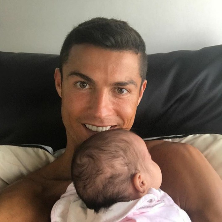 <p>Wefie bareng si kecil yang tertidur di pelukannya, nih. Sweet banget ya. (Instagram @cristiano)</p>