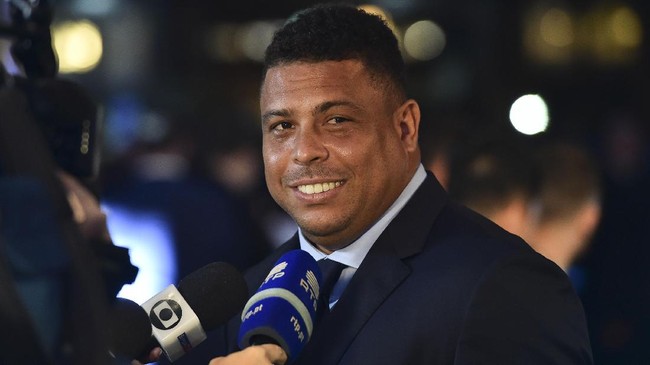 Brazil's former player Ronaldo Luis Nazario de Lima gives an interview as he arrives for The Best FIFA Football Awards ceremony, on October 23, 2017 in London. / AFP PHOTO / Glyn KIRK