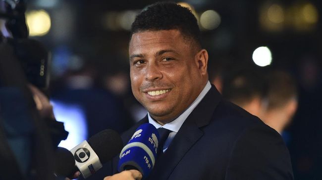 Brazil's former player Ronaldo Luis Nazario de Lima gives an interview as he arrives for The Best FIFA Football Awards ceremony, on October 23, 2017 in London. / AFP PHOTO / Glyn KIRK