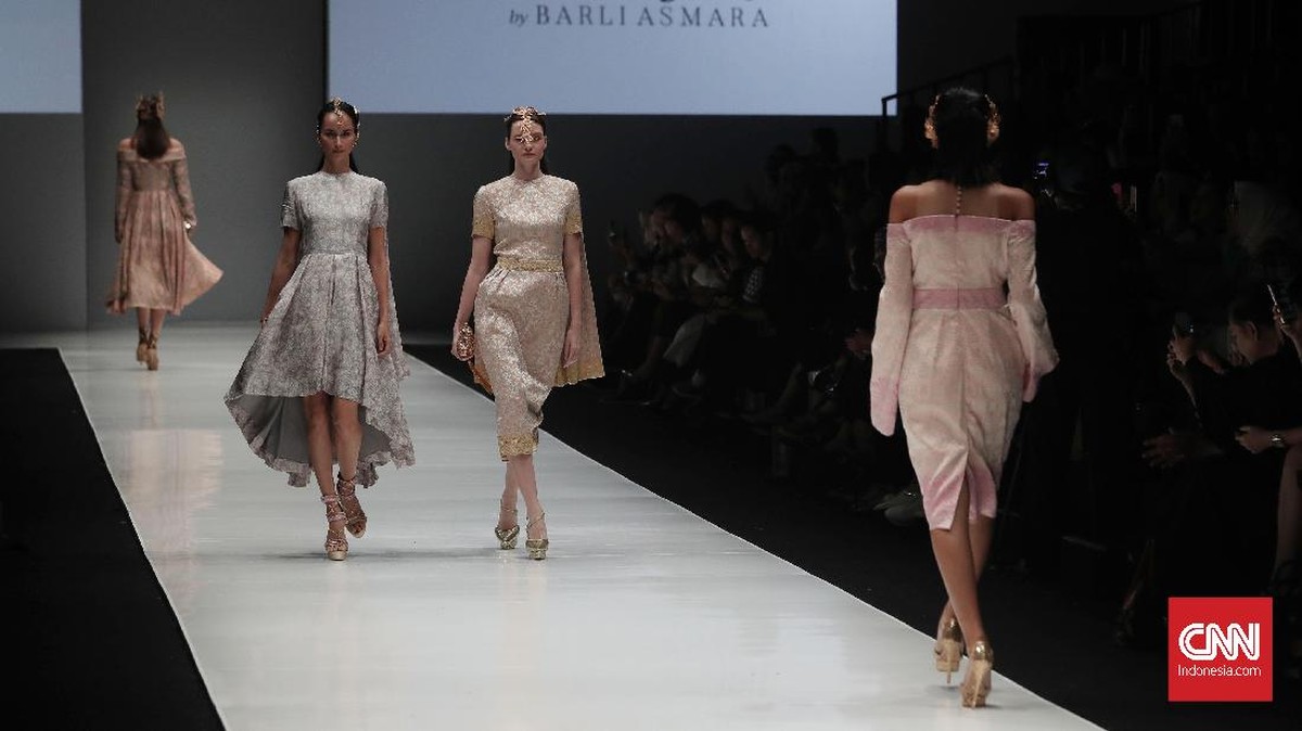 FOTO: Gaun Malam Minimalis Romantis Jambi Barli Asmara