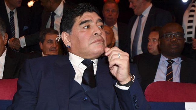 Legenda Argentina, Diego Armando Maradona dilaporkan akan segera menjalani operasi karena mengalami pembekuan darah di kepala.