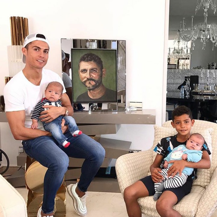 <p>Berpose dengan ketiga anaknya, nggak terasa si kembar cepat besar ya, Bun? (Instagram @cristiano)</p>