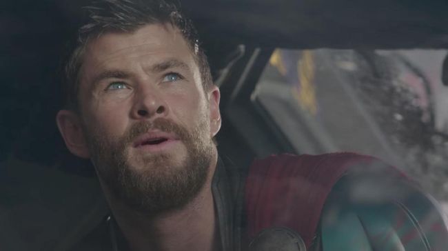 Sejumlah foto proses syuting Thor 4 beredar di media sosial. Dalam foto itu, pemeran tokoh Thor, Chris Hemsworth, terlihat mengenakan pakaian yang berbeda.