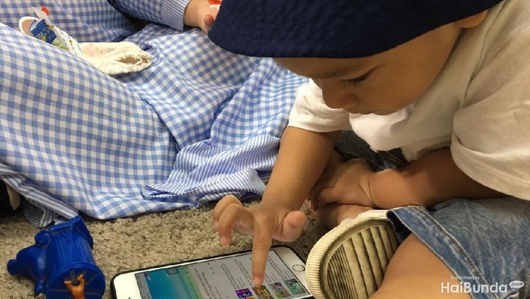 Saat anak rewel, gadget bisa jadi andalan untuk menenangkannya. Tapi dampaknya, hii nggak main-main.