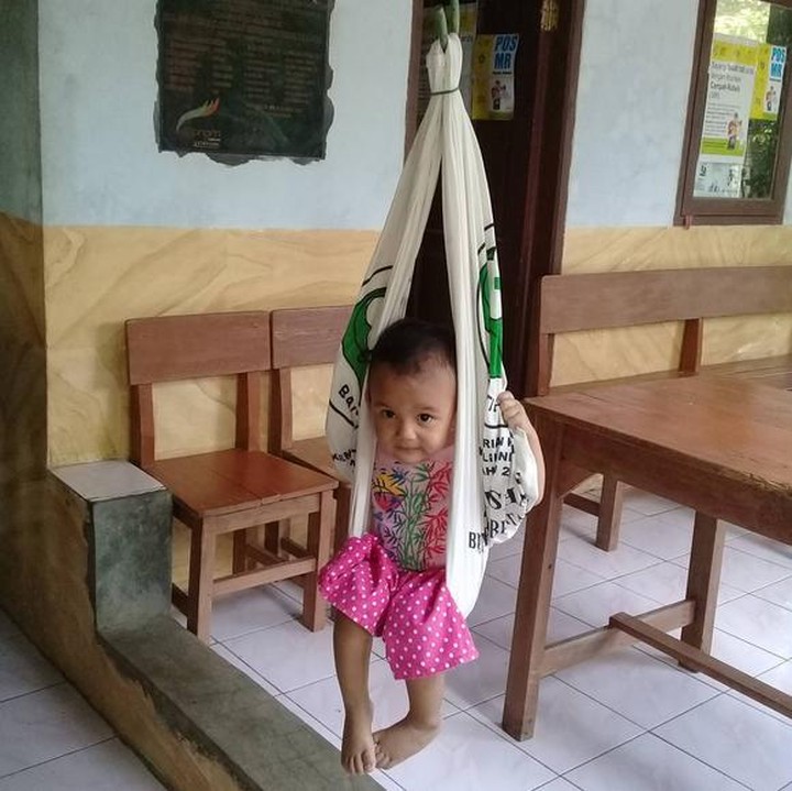<p>Berusaha tetap tenang saat badan agak bergoyang waktu ditimbang. (Foto: Instagram/ @selorini_raharjo)  </p>