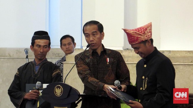 Ribuan hektare hutan adat diberikan Jokowi ke masyarakat adat untuk dikelola. Jokowi akan menarik lagi hutan itu jika pengelolaannya merusak lingkungan.