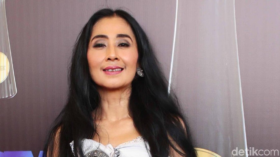 Ayu Laksmi, penyanyi asal Bali begitu berhasil mengeluarkan aura menyeramkan di film 'Pengabdi Setan'.