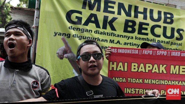 Jika keluhan mereka tak digubris oleh Kemenhub, supir taksi online mengancam kembali memperkarakan Permen 26 ke Mahkamah Agung.