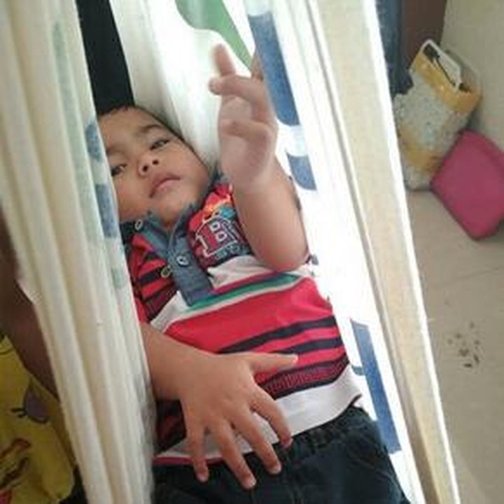 <p>Wah, anak yang satu ini menikmati banget tiduran di timbangan dacin. Hi-hi-hi. (Foto: Instagram/ @arifhaikm2712) </p>