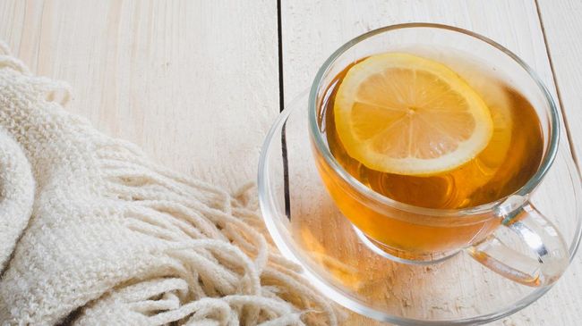Saat terserang flu, jangan dulu minum obat. Coba atasi dengan minuman hangat yang akan bantu menghangatkan tubuh dan melegakan tenggorokan.