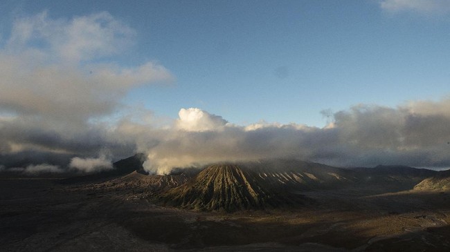 Kebakaran yang bermula di padang savana di Taman Nasional Gunung Bromo, Probolinggo, mudah menyebar akibat rumput kering saat musim kemarau.