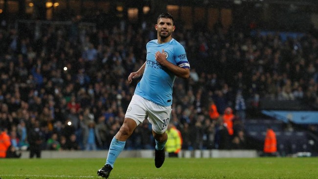 Sergio Aguero gembira bisa melewati torehan 100 gol saat tampil di Stadion Etihad, markas kebanggaan Manchester City.