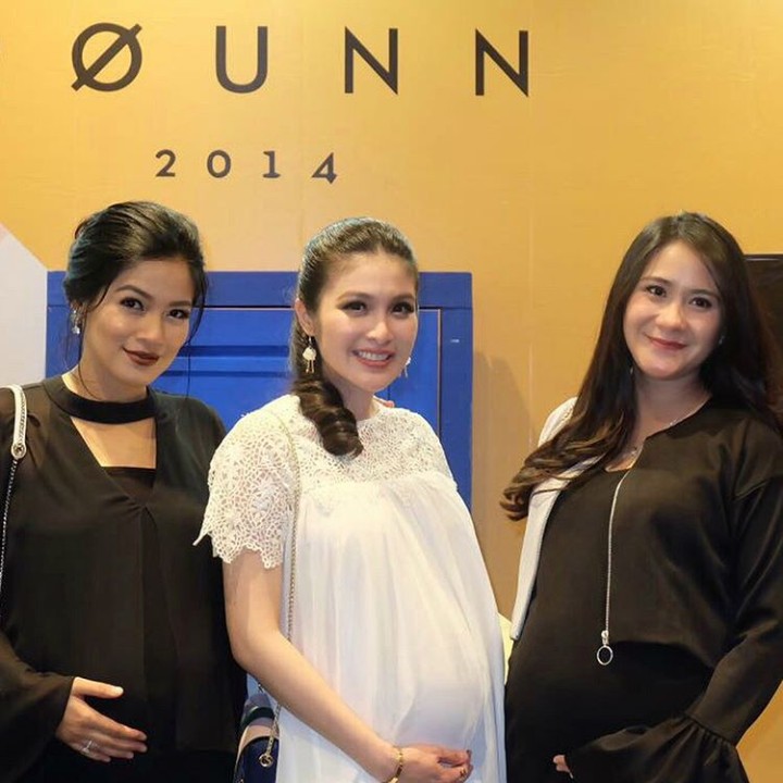 <p>Nah, kalau yang ini lagi pose sama bumil-bumil cantik lainnya: Titi Kamal dan Sandra Dewi. (Foto: Instagram @ryana_dea)</p>