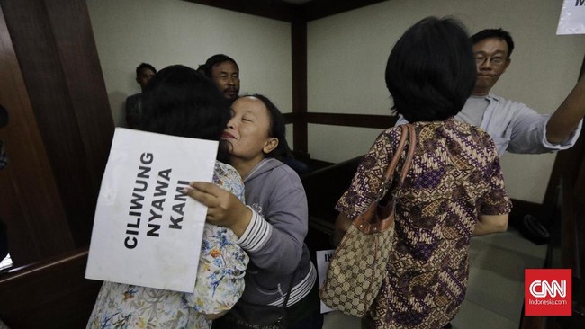 Warga Bukti Duri tak bisa menyembunyikan kebahagiaannya usai hakim mengabulkan gugatan mereka terhadap Pemprov DKI. Kini ada secuil harapan usai putusan hakim.