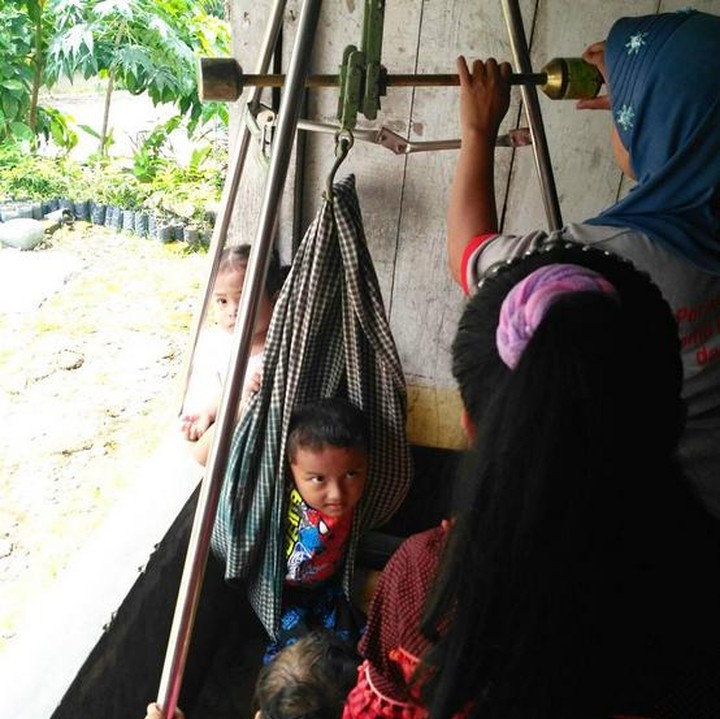 <p>Ditimbang di timbangan dacin? Stay cool aja. (Foto: Instagram/ @puskesmassikucur) </p>