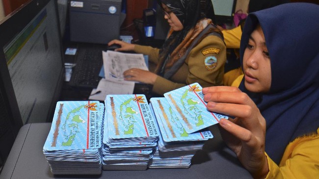 Kemendagri mencatat, penduduk yang belum memiliki e-KTP saat ini mencapai tiga persen atau sekitar enam juta jiwa.