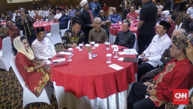 PDIP mengadakan silaturahmi dengan calon-calon kandidat Gubernur/Wakil Gubernur Jabar di Bandung. Puti Guntur, Dedi Mulyadi, Deddy Mizwar terlihat datang.
