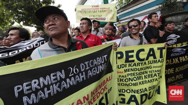 Kemenhub tengah mempertimbangkan rencana untuk mengubah status Gojek, Grab, dan Uber sebagai perusahaan transportasi, bukan perusahaan teknologi.